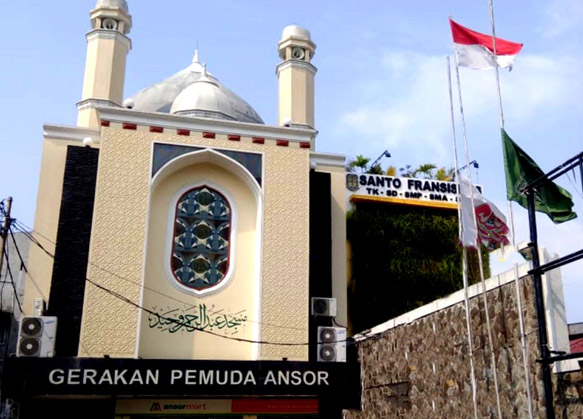 Next to Franciscan School in Jakarta is the Mosque and the office of the GP Ansor, part of NU (Nahdlatul Ulama, the name of Muslim Organization)