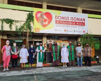The school building is turn to “Domus Isoman” place for covid 19 patients. The team for “Domus Isoman” consist of nurses, doctor, school staff, the friars, Carolus Boromeus Sisters, and the members of Fransiscan Parish Council.